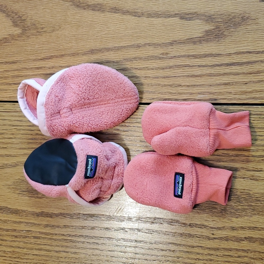 Patagonia fleece baby booties and mittens 0-3month size